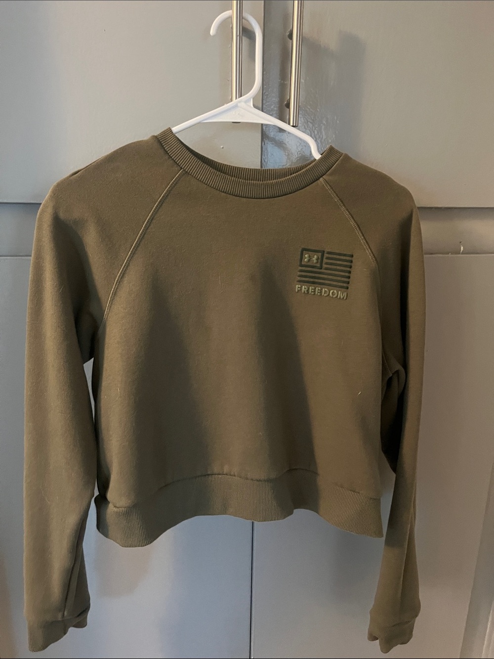 Under Armour Olive Green Cropped Crew Sweatshirt Size M | FREEDOM